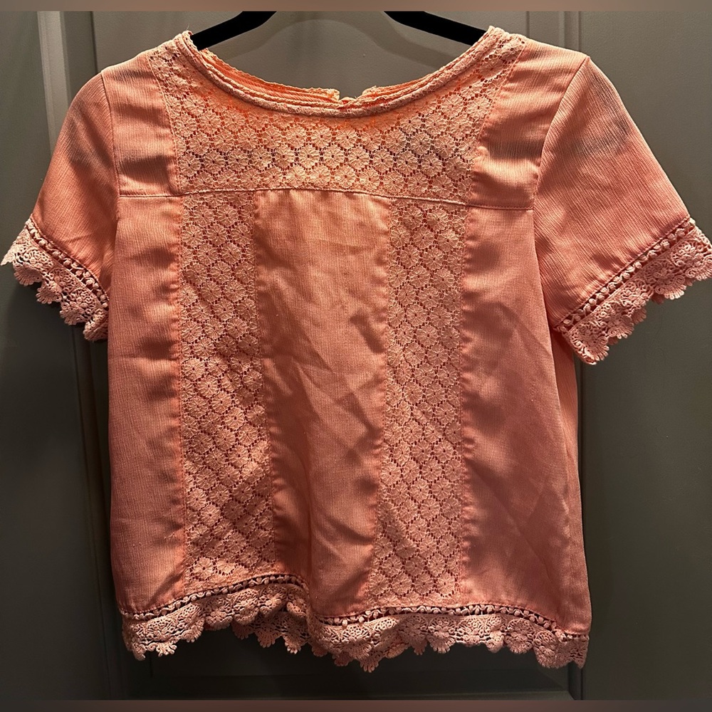 Zoey Girl Size L Lacy Peach Colored Short Sleeve Top EUC